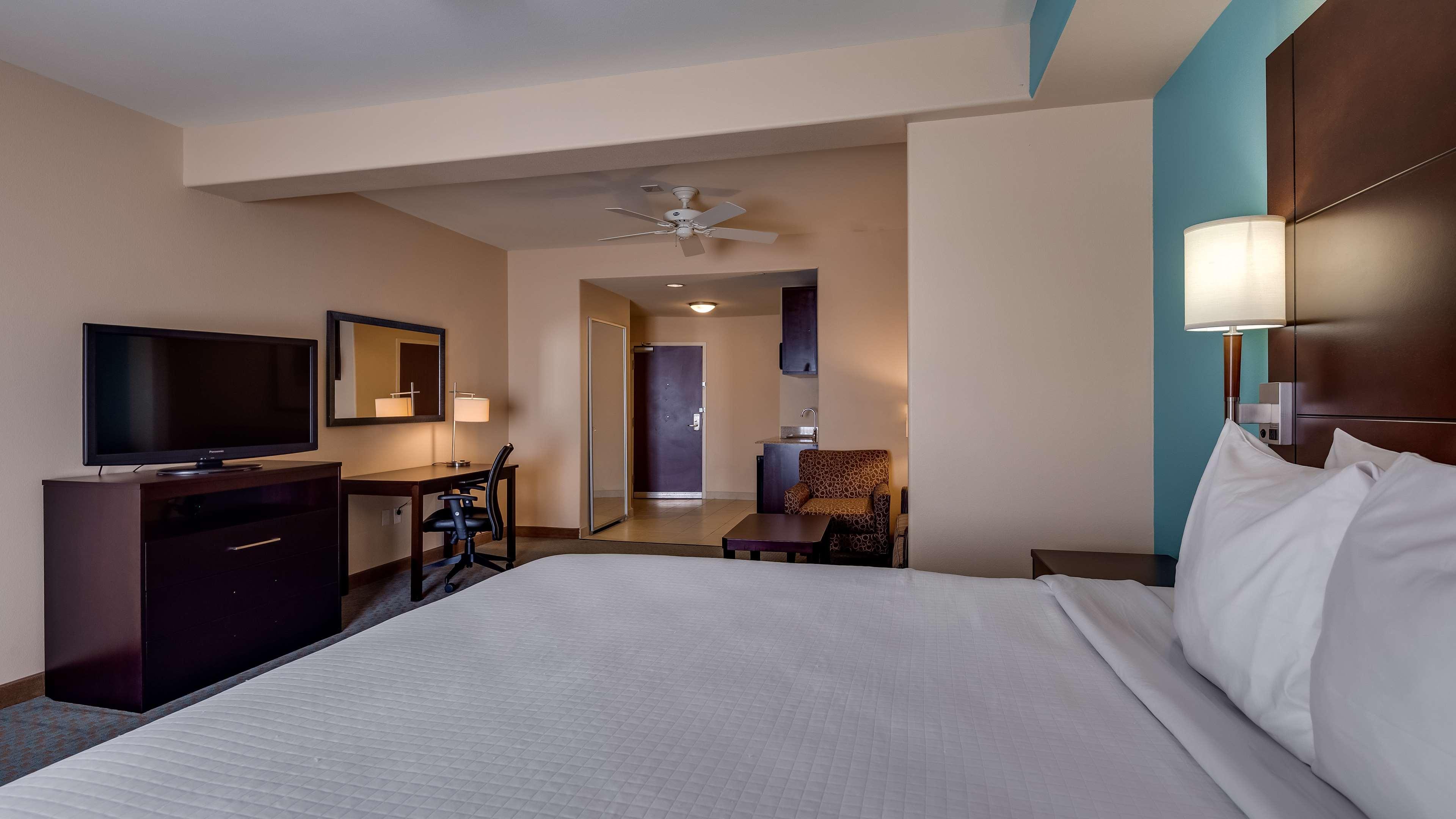 Best Western Plus Midland Suites Экстерьер фото
